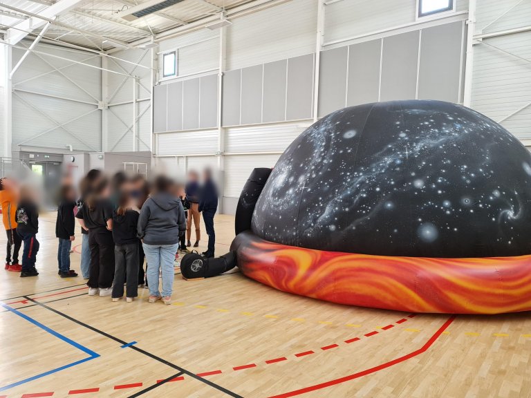 MonnetFlers's tweet photo. Vendredi 7 mars, en #SciencesPhysiques, un planétarium mobile a été installé au gymnase par M. Milteau, animateur scientifique de l’association @TerreduCiel Les 6èmes ont pu voyager dans la voie lactée à la découverte des étoiles, des nébuleuses et de la galaxie. https://t.co/nqVctDy8Lc