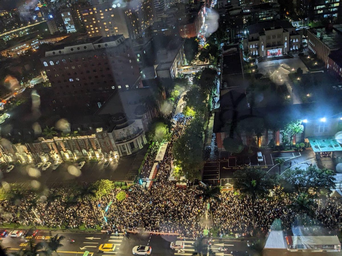 JMichaelCole1's tweet photo. Outside #Taiwan’s Legislative Yuan at 8pm May 21 as the KMT and TPP attempt to pass various amendments that would give the LY greater powers at the expense of the Executive branch. Many procedural issues &amp; constitutional changes that arguably should be put to referenda. https://t.co/vKc0SMWzds