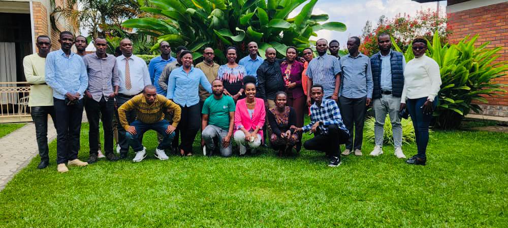 Today, @FAO in collaboration with @RwandaAgri, @rwandastandards, and @RwandaFDA, trained 35 media practitioners in @MusanzeDistrict, focusing on enhancing communication about #FoodSafety to reduce foodborne disease risks and promote healthy, nutritious diets in #Rwanda.