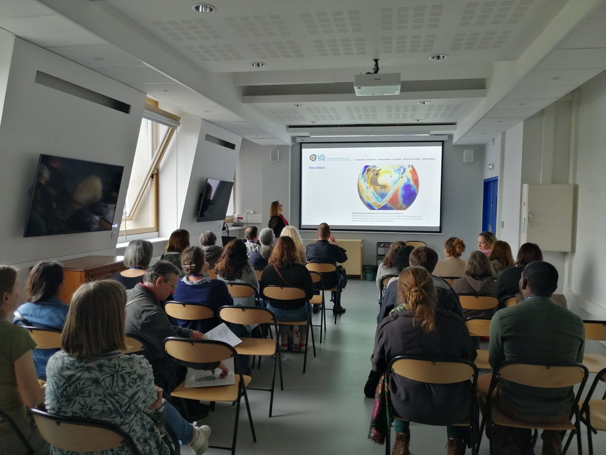 CNRS Rhône Auvergne (@cnrs_dr07) on Twitter photo #AnnéePhysique Mardi dernier, 85 enseignants et enseignantes de physique du secondaire ont suivi une journée de formation à Villeurbanne pour l’Année de la Physique 2023-2024. Quelques images des conférences et des visites de laboratoires de cette journée.
<a href="/CNRS/">CNRS 🌍</a> 
<a href="/CNRSphysique/">CNRS Physique</a> #AnnéePhysique Mardi dernier, 85 enseignants et enseignantes de physique du secondaire ont suivi une journée de formation à Villeurbanne pour l’Année de la Physique 2023-2024. Quelques images des conférences et des visites de laboratoires de cette journée.
<a href="/CNRS/">CNRS 🌍</a> 
<a href="/CNRSphysique/">CNRS Physique</a>