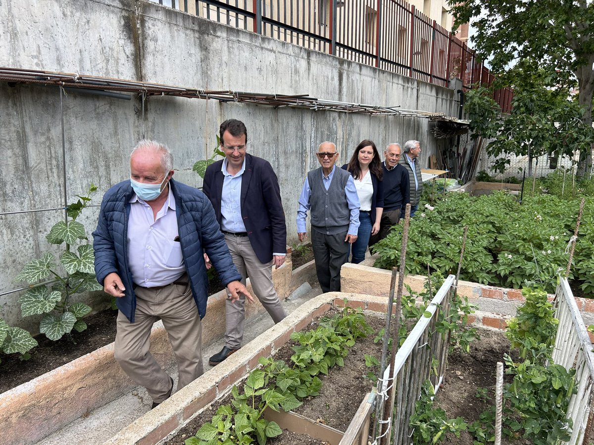 ➡️ El alcalde @marecuencopp el 1er teniente de alcalde @CarlosULEG y la concejala @VirginiaULEG han visitado estos días todos los Centros de Mayores de #Leganés Hoy en el Gregorio Marañón han conocido los talleres, el huerto, las clases de yoga… y han atendido sus necesidades