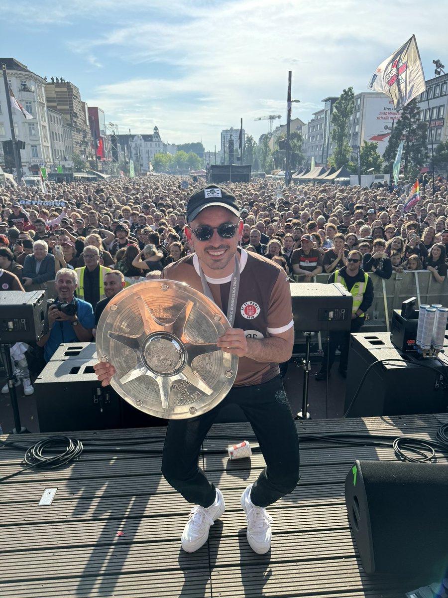 ManosSaliakas's tweet photo. We are the champions 🤎
One TEAM one DREAM 🙏🏼
FORZA ST.PAULI 🏴‍☠️ https://t.co/Y7R3B3nitz