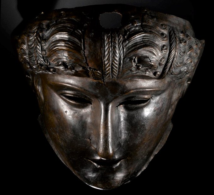 One of the beautiful bronze #Roman parade cavalry masks from #Trimontium The mask dates to the late 1st Century AD& this article by @perlineamvalli suggests how these masks may have been used - zurl.co/M1ZQ. This mask is part of @NtlMuseumsScot collection.