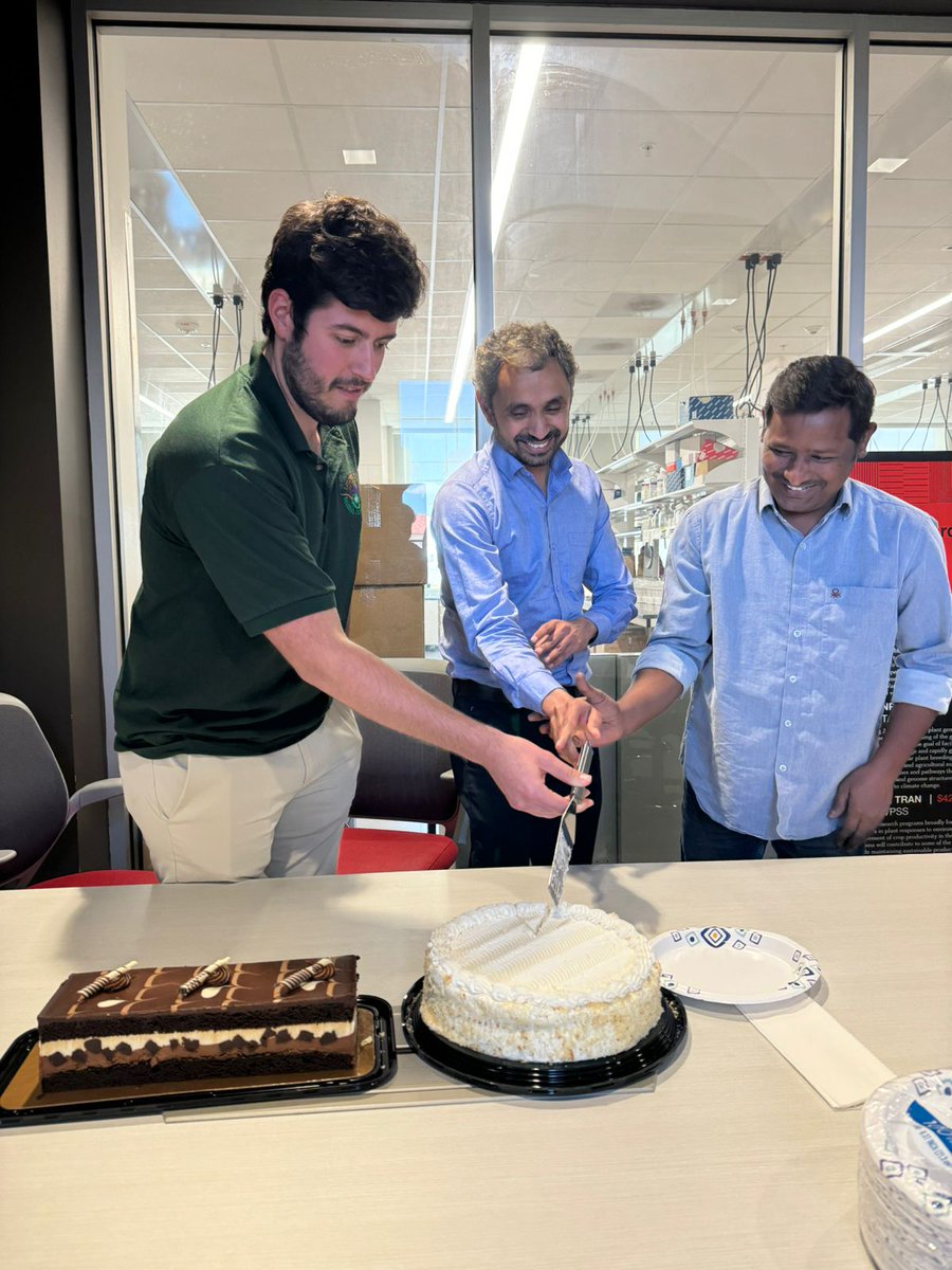 patil_lab_TTU's tweet photo. Patil Lab had a fantastic celebration for our supervisor @gunvantpatil123, postdoc @Mallesh_TTU, and PhD student @LeoDAgostino16's birthdays! 🎂🥳
Cheers to another year of success and happiness! #BirthdayCelebration #PatilLab #TeamSpirit #IGCAST #TTU https://t.co/TDHqBs6ujS