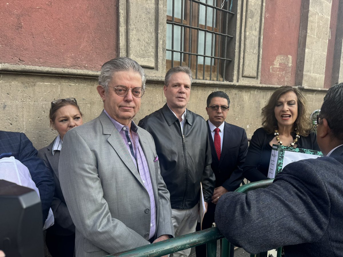 Presidente <a href="/lopezobrador_/">Andrés Manuel</a> usted pidió pruebas de la terrible corrupción de la señora <a href="/rocionahle/">Rocío Nahle</a> aquí las tenemos y estamos fuera de Palacio Nacional esperando nos reciba.

Familia les informo que las puertas de Palacio Nacional nos fueron cerradas, de no recibirnos el Presidente