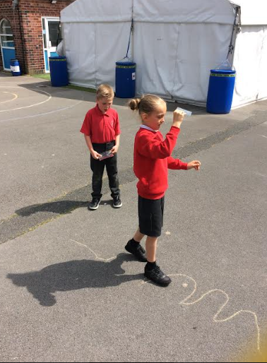 EastwayPrimary's tweet photo. Year 3 have been learning about reflection and how mirrors work. We have experimented with reflection by creating some 'fun-house selfies', 'mirror mazes' and 'reversal messages'. It was fun putting each other to the test! #EastwayScience https://t.co/gWjJEk3I8d