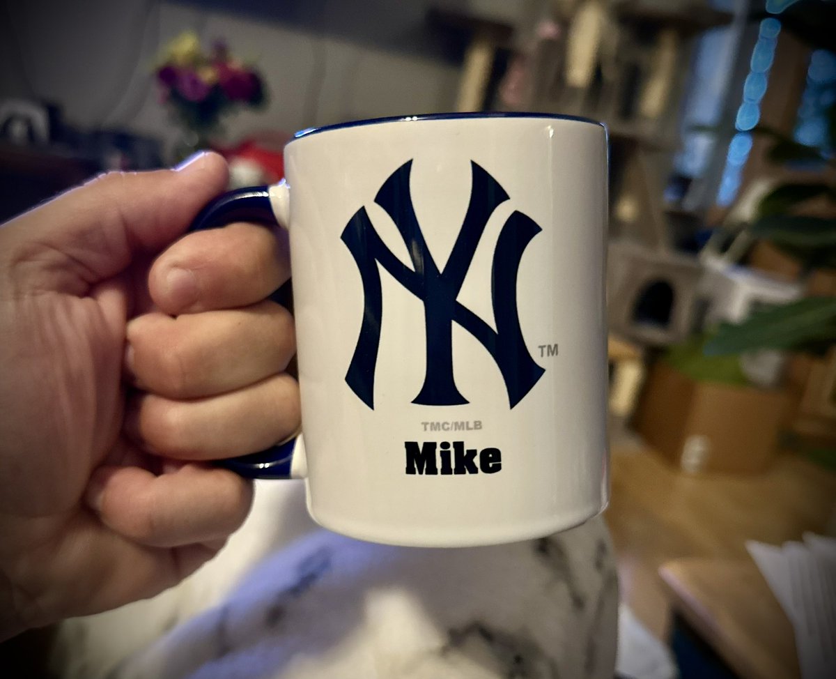 Wifey @jamescara75 loves me 🥰 My birthday coffee mug, love it!!! I am a Gemini, so it’s natural that I have 2 favorite teams ♊️🤣👍🏼 SEA || NYY ❤️❤️ @Yankees #baseballfans #yankees #coffeemug #mlb