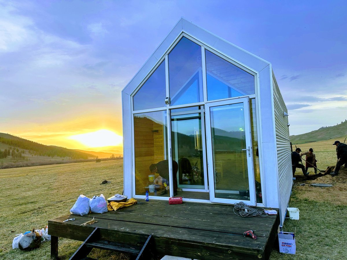 1м2 цонхоор 1квт нар ордог.
За яахав талыг нь хаялаа гэхэд энэ цонх 5квт ын халаагуур болдог.
Ороод ирсэн энэ их халаагуурыг сайхан шингээж авчихаад шөнөжин алдахгүй л түгжээд байх хэрэгтэй.
Тэгхийн тулд зайлшгүй хэрэгтэй болдог 1 зүйл бол #пассив агааржуулалт юмаа.