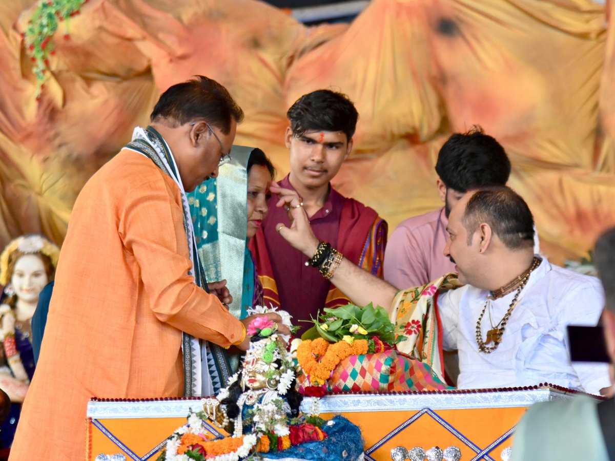 vishnudsai's tweet photo. || श्री शिवाय नमस्तुभ्यम् ||

कुरूद में आयोजित शिव महापुराण कथा में विश्वविख्यात शिव कथावाचक पंडित प्रदीप मिश्रा जी का सपरिवार आशीर्वाद लिया और समस्त प्रदेशवासियों के सुख, समृद्धि की कामना की। 

महाराज जी के श्रीमुख से शिव कथा सुनने का परम सौभाग्य प्राप्त हुआ। देवाधिदेव महादेव आप सभी का कल्याण करें।