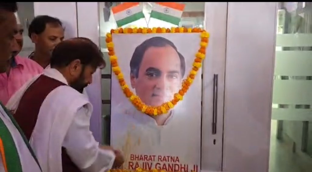 Congress leader Udhampur Doda MP Candidate Sh Choudhary Lal Singh along with the party cadre paid rich floral tribute to Former Prime Minister Sh Rajiv Gandhi on his 33rd Balidan Diwas At Kathua..