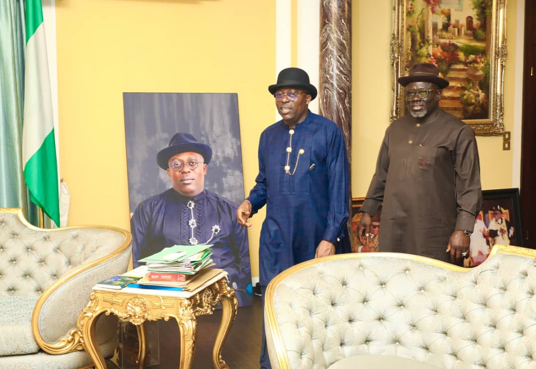 Jmartinsijere's tweet photo. Governor Sim Fubara receives Rt. Hon. Sheriff Oborevwori, the Governor of Delta State, who is in Rivers State to commission the 21.449 km Egbeda Internal Roads. #ThrLandIsGreenUnderSim #1YearOfSimFubara https://t.co/dJ0zYC2v3T