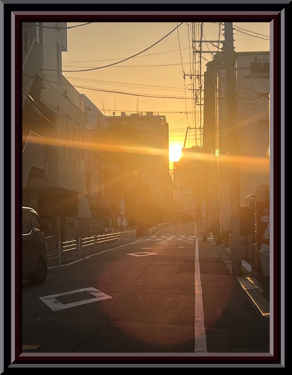 作品名「通りの夕焼け」

#evening #キリトリセカイ #オシャ #ファインダー越しの私の世界 #写真で伝える私の世界 #風景写真 #天気 #Street #アート #art #Tokyo #下町 #SettingSun