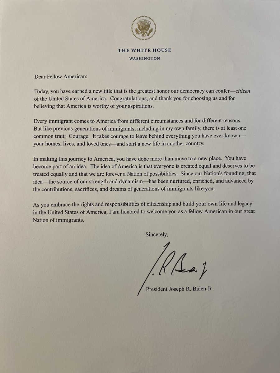 A friend was naturalized yesterday. At the oath ceremony, newly-minted US citizens received this poignant letter from @POTUS. 
I welled up reading it and am sharing it here.