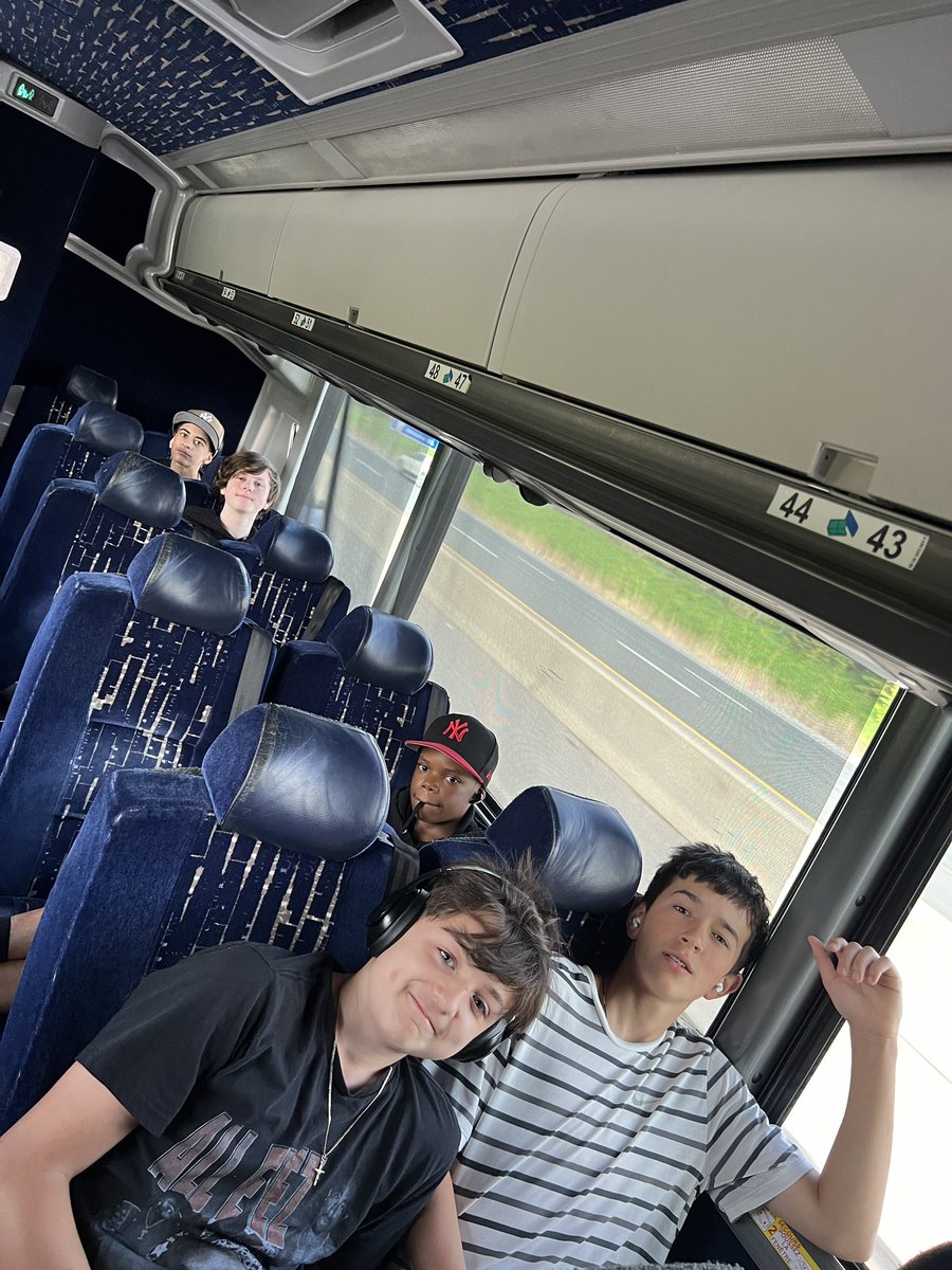 msrpontes's tweet photo. En route to Quebec with our Grade 8s! Looking forward to an amazing trip❤️🚌@rockwoodheart https://t.co/QB19MweNen