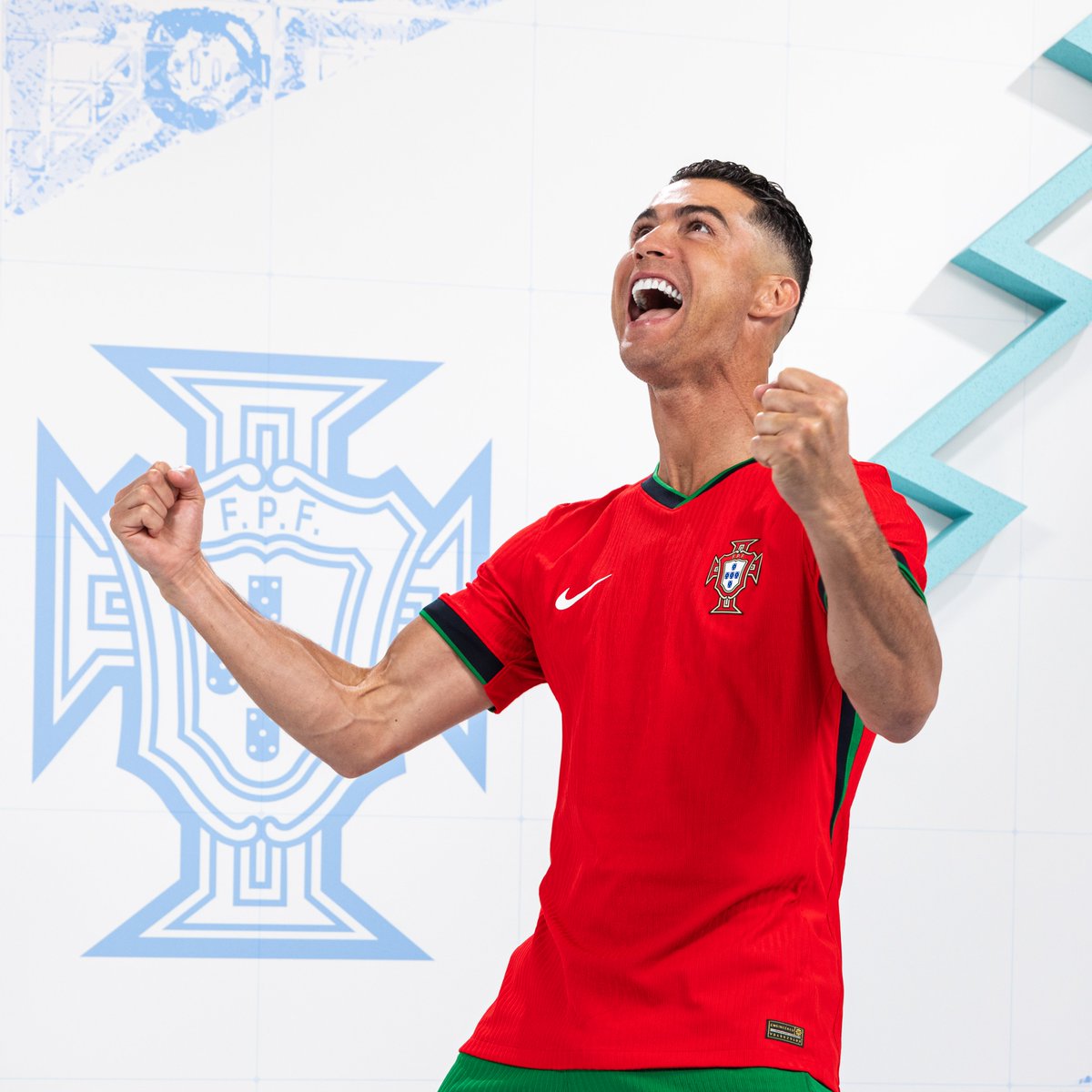 Orgulhoso por voltar a representar Portugal no Euro. Vamos com tudo! #PartilhaAPaixão