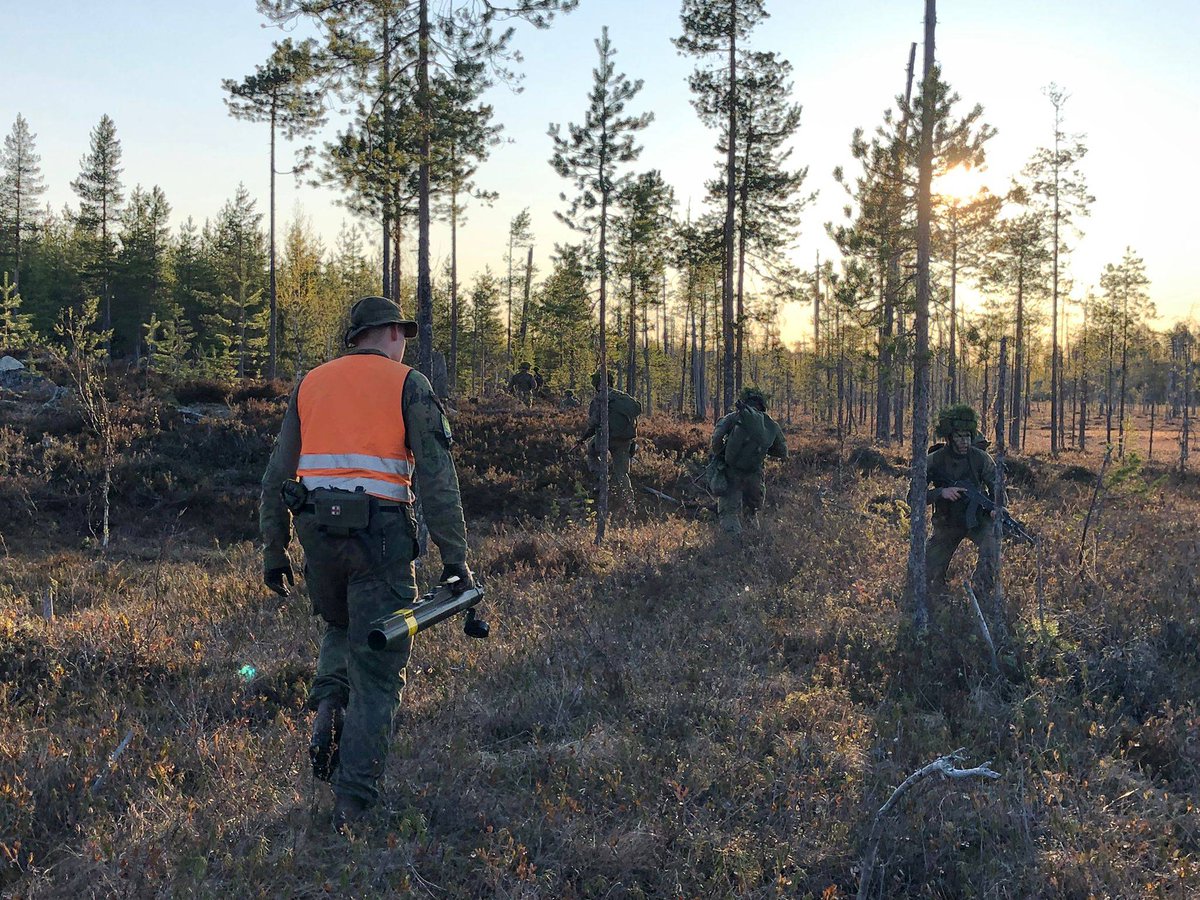 Tiedustelujoukkue juonii väijytystä maastolaatikolla Vuosangassa. Hyvin suunniteltu on puoliksi tehty ja loppu on toteutusta.

#kaipr #maavoimat #kaijp #kainuunjääkäri #tiedustelu #inttiarki