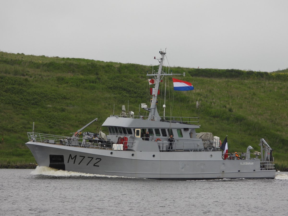 WarshipCam's tweet photo. French Navy Antarès-class mine countermeasures vessels FS Antarès (M770), FS Altaïr (M771), and FS Aldébaran (M772) leaving Amsterdam - May 20, 2024 #fsantarès #fsaltaïr #fsaldébaran #m770 #m771 #m772 

SRC: TW-@declerckma9353 https://t.co/5kG0bH50he