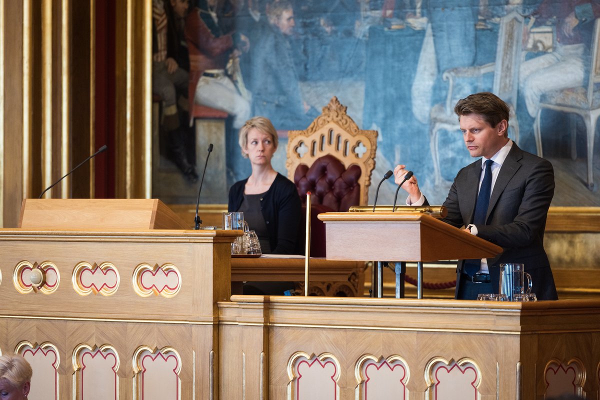 Stortinget's tweet image. I dag har Stortinget endret Grunnloven. Det var 13 forslag til grunnlovsendringer oppe til behandling og forslaget om å sikre uavhengige domstoler ble vedtatt.
stortinget.no/nn/kva-skjer-p…