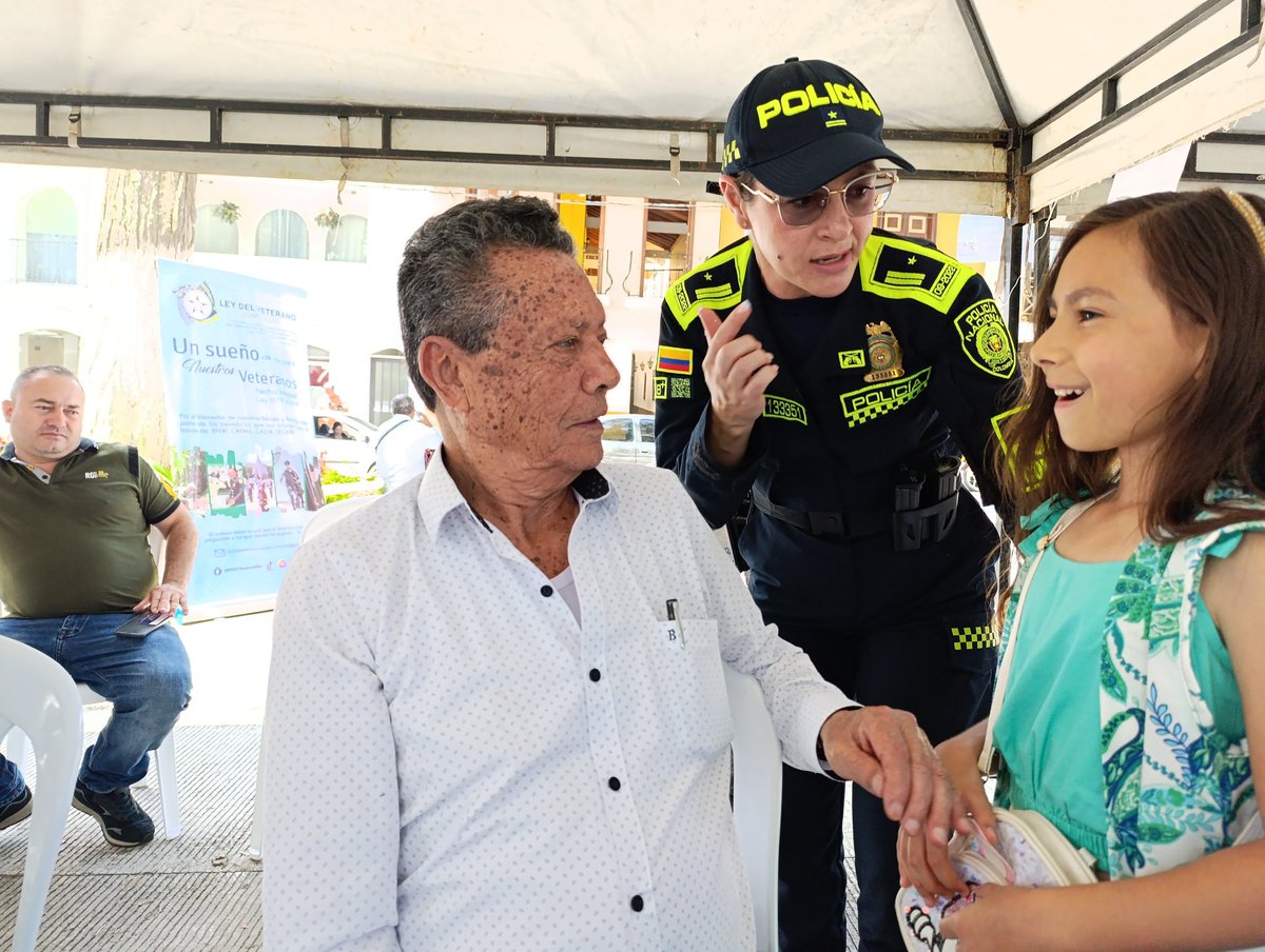 lospina78's tweet photo. @Policia_Caldas Gracias por estar de la mano con la comunidad en especial con @divriveteranos  un agradecimiento especial al @policia_caldas @Region3Policia en cabeza de una gran lider Coronel Liliana Andrea Jiménez Falla https://t.co/rVPK5W4XwK