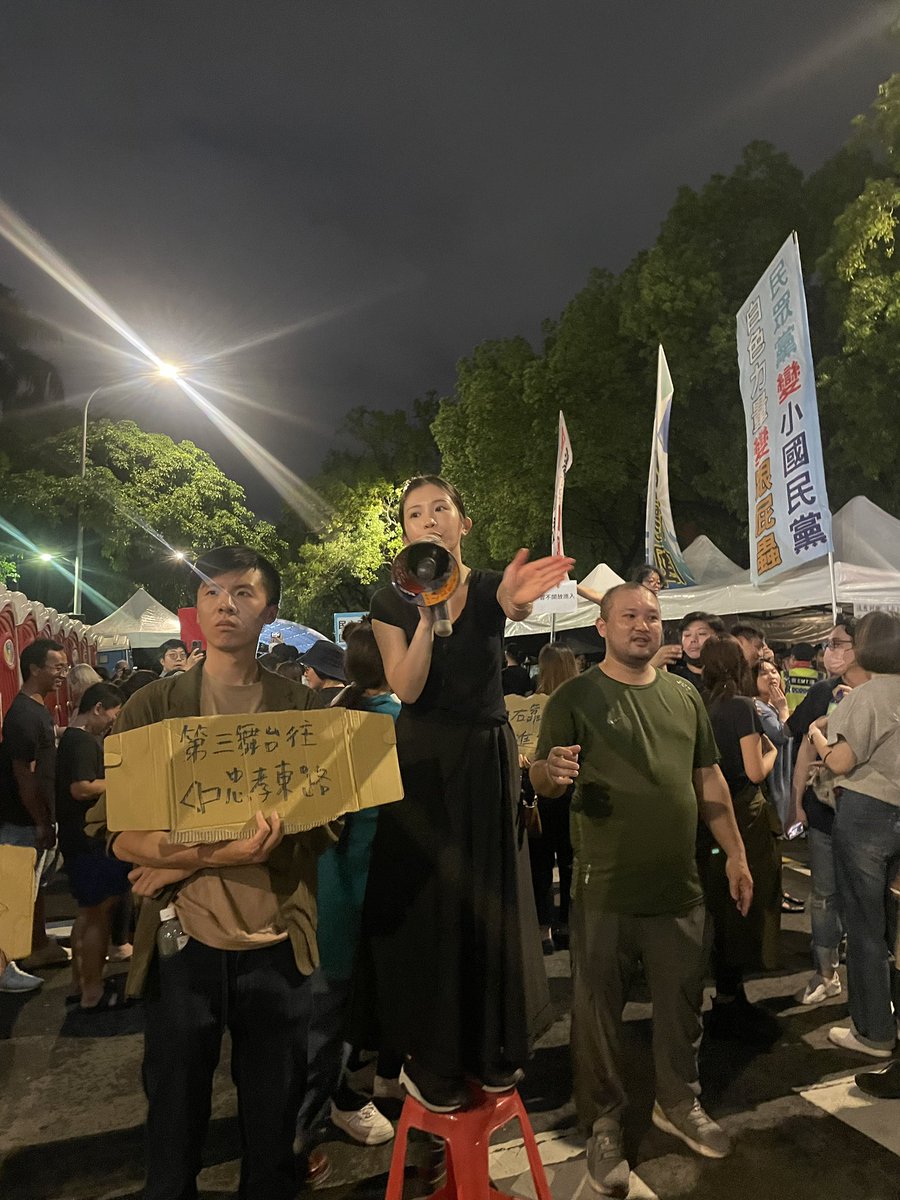 thecarol's tweet photo. 在這種街頭指揮交通的義工還會有誰，民主女神之一鄭家純。 https://t.co/wX8YLr6hWv