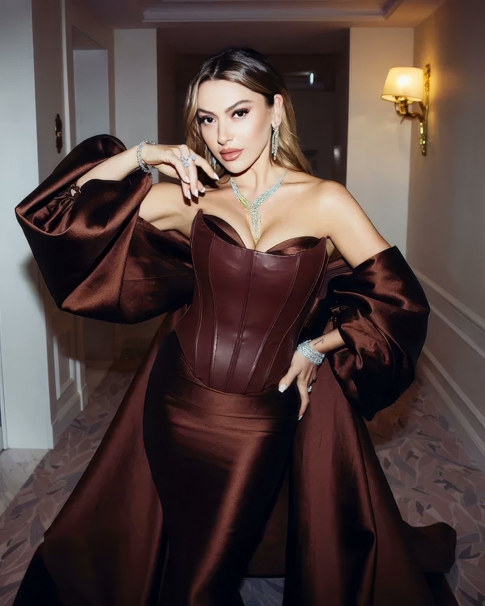 darkwebhaber's tweet photo. Hadise, Cannes Film Festivali’nde. https://t.co/7ThR0aY6Ep