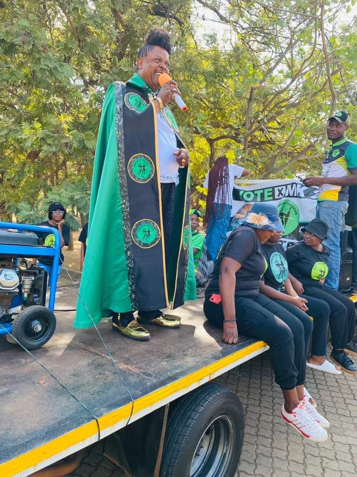 Mbatha10's tweet photo. Papa Penny Penny is making sure MK gets more votes ✊🏿✊🏿 https://t.co/eq55cHYyzB