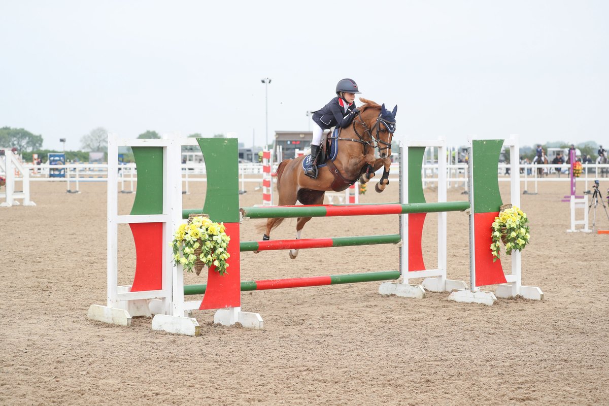In the first Enablelink 128cm @hoystweet Qualifier at Arena UK, Annabel Widdowson delivered a standout performance. Riding Bunbury Conquest, the pair outpaced Amy Capper by a remarkable 6.19 seconds to secure first place.
Read more👉 tinyurl.com/4bzum5zz
📷 ATG Photography