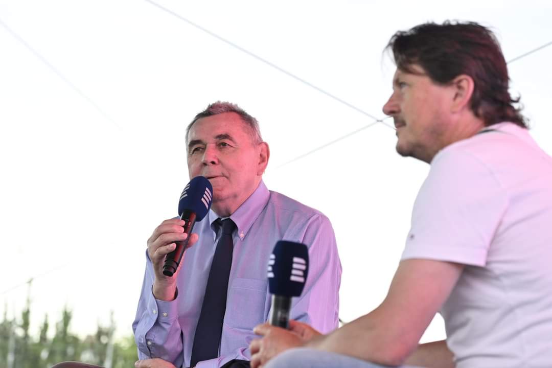 RadiozurnalS's tweet photo. Hokejová ikona Václav Nedomanský právě teď ve Speciálu Radiožurnálu Sport na střeše Galerie Harfa 🗣️
#MSHOKEJ2024
@iROZHLAS_sport @iROZHLAScz @Radiozurnal1 @RadiozurnalS https://t.co/JshPL3YR7R