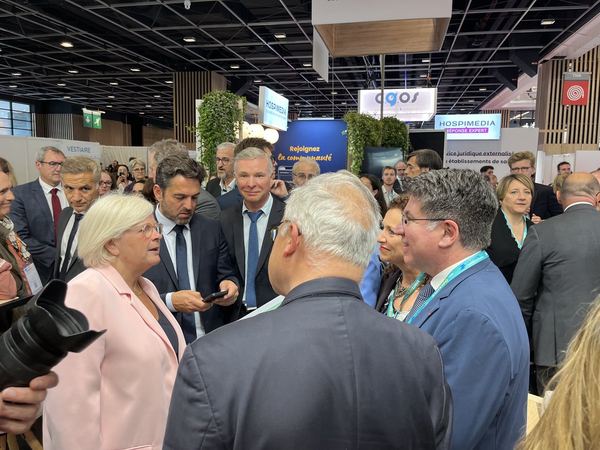 DG_CHRU's tweet photo. Merci à Mme @CaVautrin, ministre du Travail, de la Santé et des Solidarités, pour sa venue sur le stand #CHU de 🇫🇷 aujourd’hui à @parisSANTEXPO. 
@ConfDoyensMed @ConfPCMECH 

Retrouvez en live nos tables-rondes https://t.co/ZpVqjreWIL
