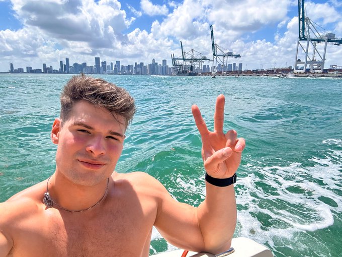 Watch Malik Delgaty's leaked NSFW photo on TwXstars