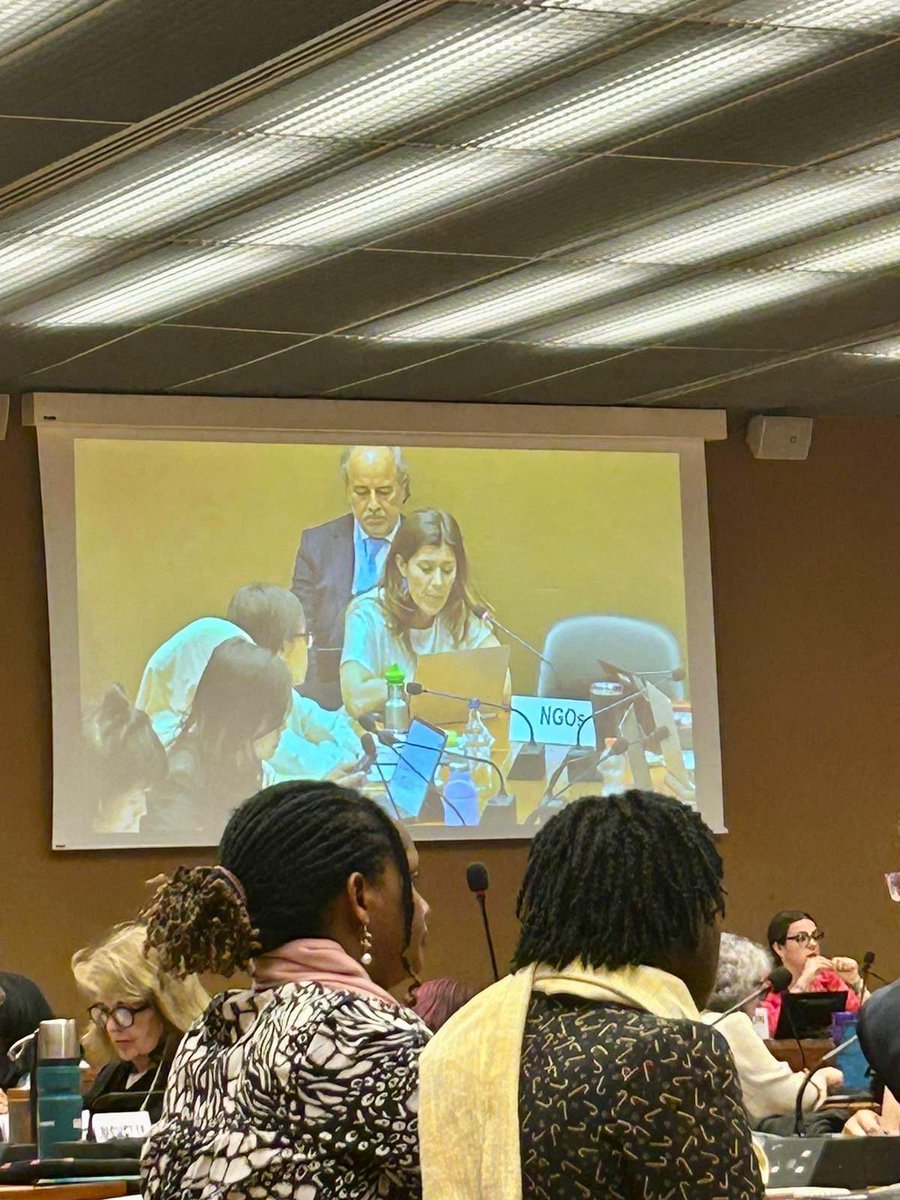 EQLNationality's tweet photo. مراجعة دولة الكويت - اتفاقية القضاء على جميع أشكال التمييز ضد المرأة: مديرة الحملة تقدم مداخلة حول التمييز ضد المرأة الكويتية في قانون الجنسية الكويتي. 

لا تسمح الكويت للمرأة بمنح جنسيتها لأولادها وأزواجها على قدم المساواة مع الرجل، وهو انتهاك واضح لاتفاقية سيداو. https://t.co/fAbTjr1QpB