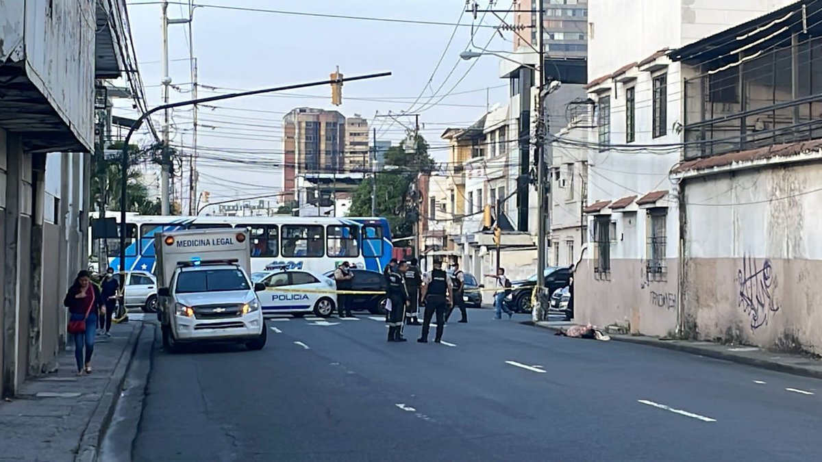 Cupsfire_gye's tweet photo. URGENTE
Lanzaron un cuerpo amarrado y con una funda en la cabeza en las calles Piedrahita y José Mascote, norte de Guayaquil.
@paultutiven https://t.co/ps207A6XAF
