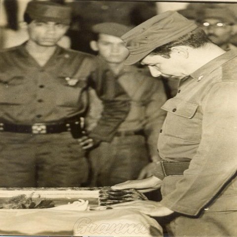 Al despedir el duelo del soldado de la frontera Luis Ramírez López, ante la vil felonia del gobierno de los EE.UU el Lider de la Revolución Cubana expresó "Todo nuestro pueblo revolucionario es una sola, unida y fuerte familia." ¡Así es! #Cuba #TenemosMemoria.