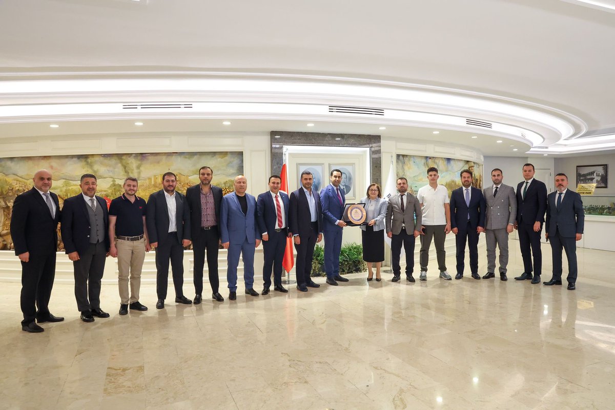 velikadooglu's tweet photo. @GABDER_27 DERNEĞİ YÖNETİMİYLE BİRLİKTE GAZİANTEP BÜYÜKŞEHİR BELEDİYESİNE SEÇİLEN DEĞERLİ BAŞKAN SAYIN @FatmaSahin ‘i MAKAMINDA ZİYARET ETTİK SAMİMİ SOHBETLERİNDEN DOLAYI TEŞEKKÜR EDERİZ https://t.co/dG3vsMaswt