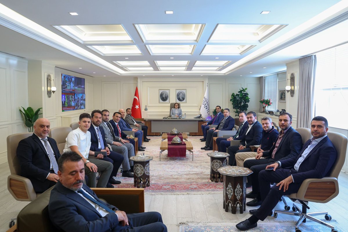 velikadooglu's tweet photo. @GABDER_27 DERNEĞİ YÖNETİMİYLE BİRLİKTE GAZİANTEP BÜYÜKŞEHİR BELEDİYESİNE SEÇİLEN DEĞERLİ BAŞKAN SAYIN @FatmaSahin ‘i MAKAMINDA ZİYARET ETTİK SAMİMİ SOHBETLERİNDEN DOLAYI TEŞEKKÜR EDERİZ https://t.co/dG3vsMaswt