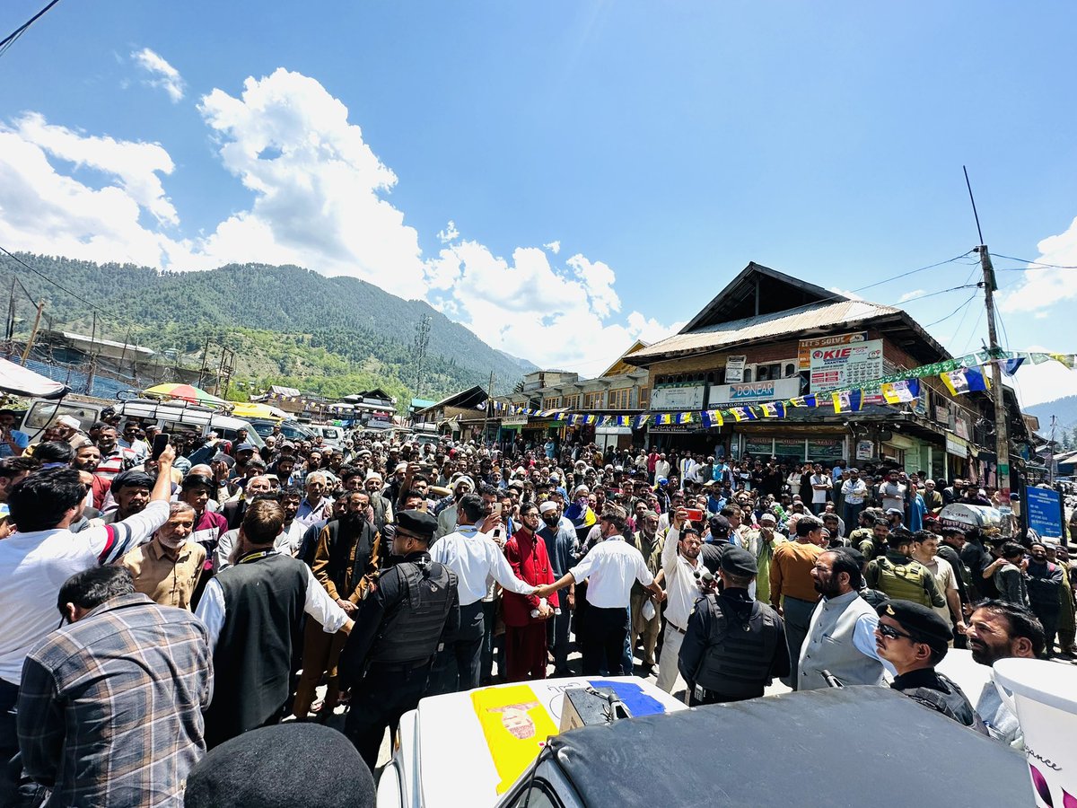 ghulamnazad's tweet photo. Addressed gatherings at our road shows in Kokernag, Anantnag. People attended in large numbers with great enthusiasm. Their faith in us means a lot. We'll continue our work if given power again. No injustice, no violence. Only development and peace! https://t.co/0E9YX0xZCE