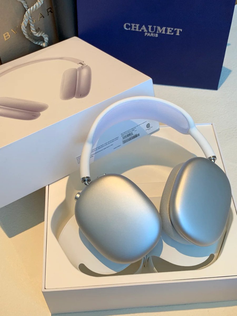 luaar22's tweet image. In to the identity and pleasure derived from shopping.