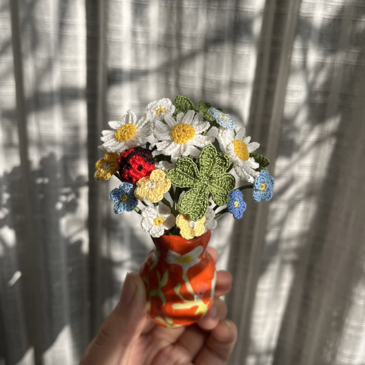zzzzzomjeen's tweet photo. ยกดอกไม้มาให้ทั้งแจกันเลยค่ะ แถมเจ้าเต่าทองให้ด้วยค่ะ😆🐞🌻🍀 https://t.co/u3w50c3Alo
