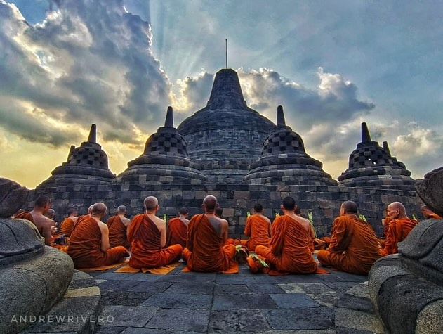 Para Bhikkhu Thudong tiba di Puncak Candi Borobudur (20 Mei 2024, pukul 15.20 WIB) photo by @/a.rivero.c @/andreas_yunis 🙏