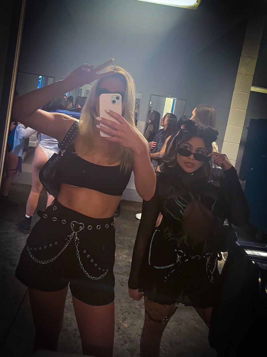 stephy_g95's tweet photo. Nothing, just 2 baddies in a mirror pic 🤷🏻‍♀️ https://t.co/hkrBWA1sTj