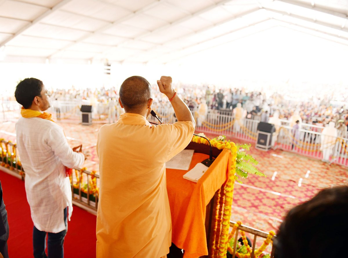 myogiadityanath's tweet photo. पूरा आजमगढ़ कह रहा है कि 'जो राम को लाए हैं, हम उन्हीं को लाएंगे।'

'निरहुआ' आजमगढ़ को 'आर्यमगढ़' बनाएंगे।

आज इस भीषण गर्मी में अपना अविस्मरणीय स्नेह और समर्थन देने आए सभी आजमगढ़ वासियों का हार्दिक आभार! https://t.co/nI5jQBcqoI