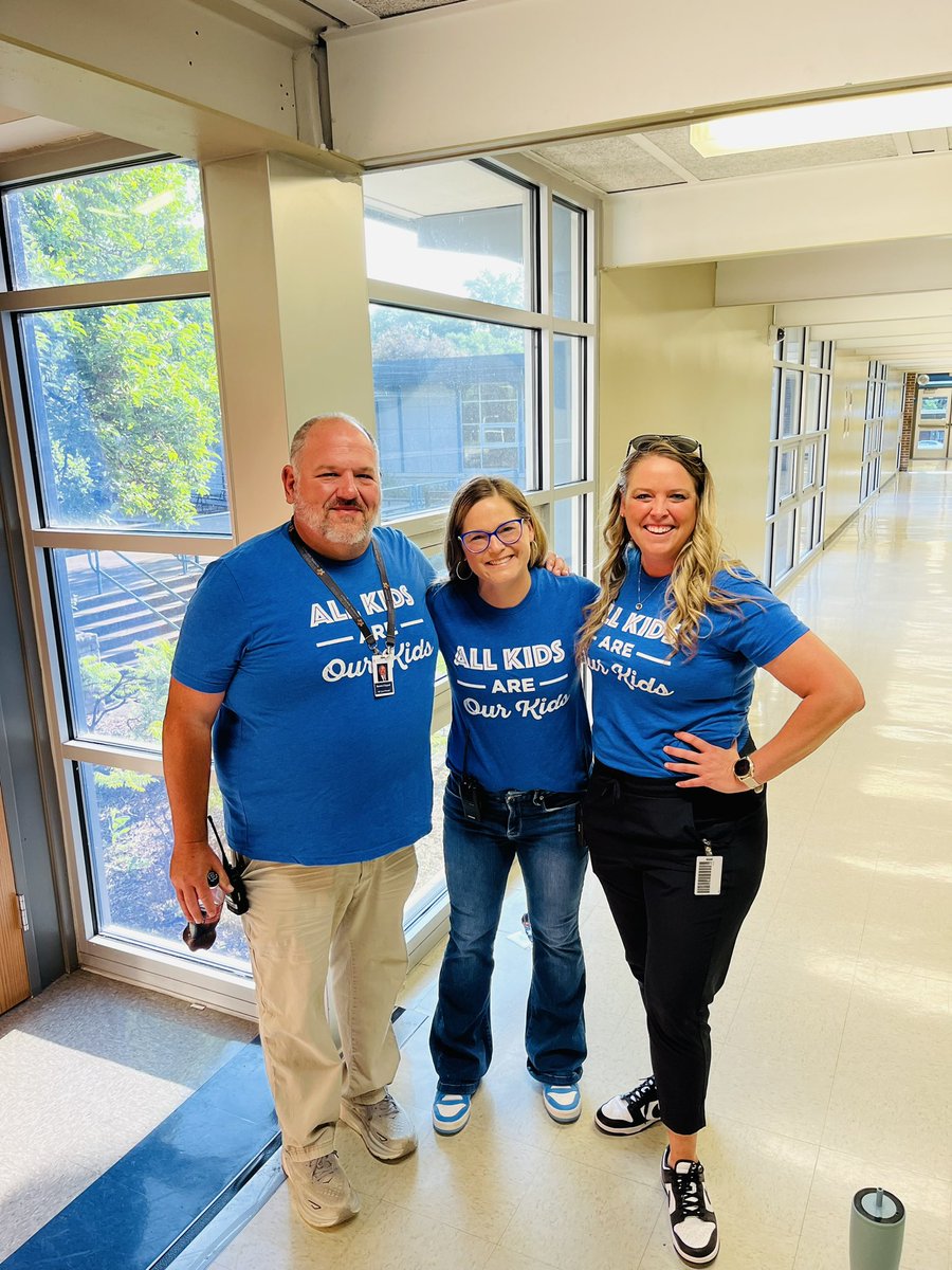 LCteach_learn's tweet image. Tripleting with the IWMS admin team. All kids are our kids! #WolvesSHINE @Bclaypool63 @lwarren30