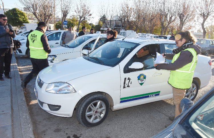 danu_moraga's tweet photo. A partir de hoy, rige la nueva tarifaria para taxis en #Trelew

 🚕La bajada de bandera diurna pasará de $695 a tener un costo de $903

🚕Y la bajada de bandera nocturna en el horario de 22 a 06, tendrá un incremento del 20%, por lo que quedaría en $1083.
@MaruOrtizTw @JornadaWeb https://t.co/Pt1Mwl7H8x