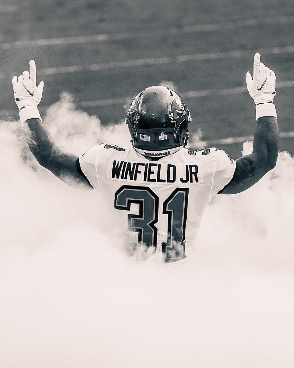 The first player to finish a season with 100-plus tackles, at least three interceptions, forced fumbles, fumble recoveries and sacks since data became available in 1999. TWEEZE 🖤