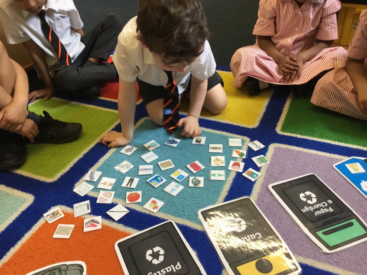 SJC_Infants's tweet image. We’ve been having great fun in #SJCR5 this afternoon learning all about the refuse collectors and recycling! #SJCInfants #SJCReception