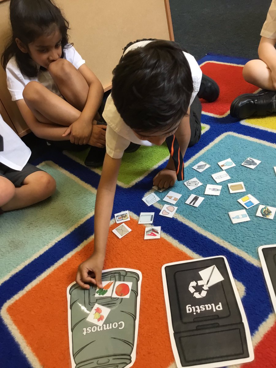 SJC_Infants's tweet image. We’ve been having great fun in #SJCR5 this afternoon learning all about the refuse collectors and recycling! #SJCInfants #SJCReception