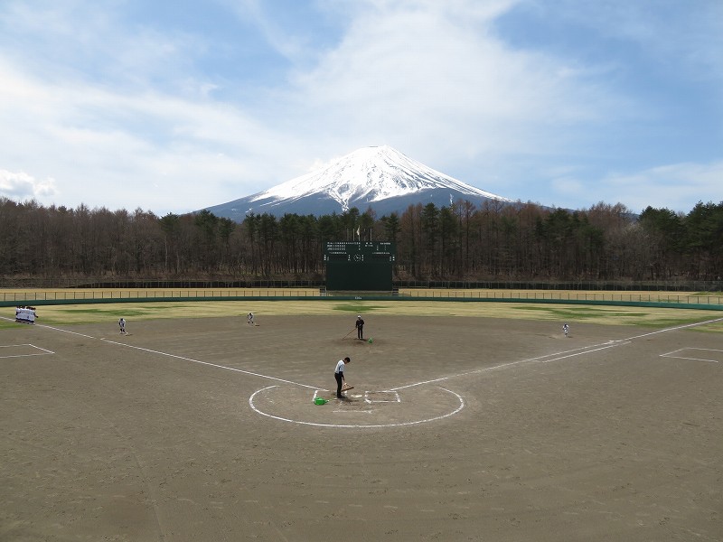 富士山が正面に見えるコンビニに黒い幕が張られて大騒ぎになっていますが、富士山が正面に見える野球場なら幕は張られていませんよ。