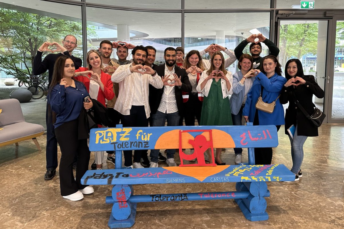 Bänke der Begegnung 🌈 Vor wenigen Wochen startete unser gemeinsames Projekt #PlatzfürToleranz mit der <a href="/youngcaritasD/">youngcaritas Deutschland</a>, das an zehn Standorten innerhalb Deutschlands ein starkes Zeichen für #Toleranz und #Vielfalt setzen soll.