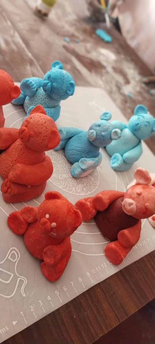 vavuniyafa's tweet photo. Cake fondant is a flexible icing used to cover cakes for a smooth, elegant finish. It can be rolled over cakes to create a flawless surface, perfect for intricate designs and decorations. 
#vavuniya #nochchimoddai #srilanka #srilankadaily #SriLankaNews #cakeworx https://t.co/rOYBKjfu2A