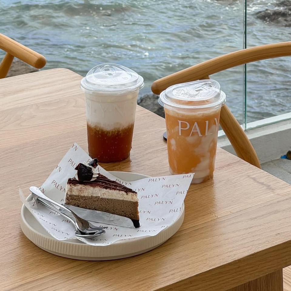 ThaNudChim's tweet photo. #คาเฟ่เปิดใหม่นึกว่าอยู่ปูซานแต่ที่นี่ชลบุรี
วิวทะเลและภูเขาคือสวยจนน้ำตาจะไหล

⛰️🌊 มาแล้วค่ะคาเฟ่เปิดใหม่อย่าง “Palyn Cafe Samaesarn” คาเฟ่ที่สวยจนนึกว่าอยูาปูซานทั้งงานดีไซน์ตัวคาเฟ่เอย ทัเงวิวเลยคือประทับใจมาก มูฟออนไม่ได้เลย วิวที่มีทั้งทะเลและภูเขาแบบนี้คือที่สุด คาเฟ่นางใหญ่เลยนะแล้ว space ดีมาก มาดื่มมาดริ้งจอยๆ ได้เลยแม่

เมนูที่น้องสั่งจะเป็น
🍍🥤 Lychee - Pineapple (99.-)
🫖🍑 Peach Tea (99.-)
🧀🍪 Biscoff Cheesecake (99.-)
ทุกอย่าง 99 มีจริงค่ะ เลิศน้าคุณน้า ราคาดีมาก พวกน้ำขนม แต่นางมีอาหารด้วยวันนั้นอิ่มเลยอดกิน นอยอ่า แต่ได้มาเห็นวิวแบบนี้ละใจฟู

⏰ 08.30-20.30 
📍 สะพานท่าเรือเขาหมาจอ, แสมสาร ชลบุรี
(เข้าตรงป้ายพิพิธภัณฑ์ธรรมชาติวิทยาเกาะและทะเลไทย และเลี้ยวซ้ายมาตามสะพาน คาเฟ่อยู่ปลายสะพาน)
🚙 มีที่จอดรถ